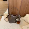 Bolso de mano de moda con estampado de leopardo transfronterizo para mujer, nuevo y elegante bolso tote tipo cubo de alto valor, versátil bolso de hombro y cruzado