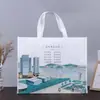 Bolsa de regalo para compras de ropa spot logo personalizado bolso de mano no tejido recubierto impresión a color bolsa publicitaria