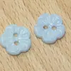 Em estoque, botões florais em relevo multicoloridos, flor tridimensional de cinco pétalas com dois ilhós, botões de resina para camisas femininas, botões pequenos coloridos