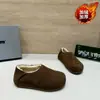 2026 retro inverno novo modelo bico redondo corte profundo slip-on sapatos peludos com forro de pelúcia, sapatos baixos quentes estilo Birkenstock