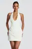 Vestido de Festa Longo Europeu com Gola Halter Decote em V Profundo Cintura Marcada com Barbatanas Saia Plissada Lisa Irregular Justa no Quadril