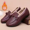 Novo Inverno Forrado com Lã Sapatos Grossos de Algodão Antiderrapante Quente Fácil de Calçar Solado Macio Sapatos de Algodão Femininos para Mulheres de Meia-idade e Idosas