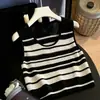 Moda Femenina Verano 2026 Estilo Francés de Gama Alta Chaleco de Punto Hueco sin Mangas Rayas Blancas y Negras