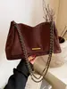 Bolso Retro de Hombro Único de Moda para Comercio Exterior, Sensación de Alta Gama, Bolso de Cadena de Terciopelo para Axila, Bolso Versátil Casual Literario para el Trabajo y el Viaje
