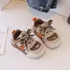 Sapatos macios para bebês e crianças pequenas aprenderem a andar, nova coleção outono 2026: tênis infantis, tênis esportivos para meninas, sapatos casuais fofos e versáteis