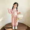 Ropa de Comercio Exterior para Niños Primavera y Otoño Conjunto de Dibujos Animados Primavera y Otoño 2026 Nuevo Estilo Sudadera Elegante y de Moda para Bebés y Niños Pequeños Bebé de Dos Piezas