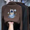 Camiseta de manga larga con cuello alto medio de forro polar para niño, nuevo estilo otoño/invierno 2026, diseño de dibujos animados, capa base versátil y cómoda para bebés niños