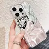 Estilo Nórdico Lazo Francés Manzana 17 Hilo de Pluma Estuche para iPhone 16/15 Funda Premium para Teléfono Cubierta Anti-Caída de PC