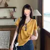 Diseño de Verano Textura Rayada Cuello en V Encaje Amarillo Empalmado Manga Corta Camiseta Nueva Versátil Holgada para Mujer