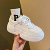 Zapatos de plataforma para mujer, nuevo modelo otoño 2026, casuales y versátiles, zapatillas de suela gruesa que aumentan la altura para personas bajitas, zapatos blancos de otoño, estilo ins