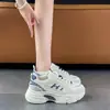 Zapatillas de tamaño pequeño con suelas gruesas para aumentar la altura, nuevos zapatos casuales versátiles para el trabajo, zapatos de mujer transpirables y cómodos con superficie de malla