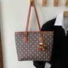 Bolsa de mano texturizada de alta calidad al por mayor para mujer 2026 Otoño Nueva Llegada Bolso de hombro a cuadros con letras Bolso para el trabajo Bolso para debajo del brazo