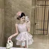 Vestido Rosa de Cuello Halter con Collar de Perlas y Parches de Malla, Corto y Esponjoso, Estilo Socialité Suave y Elegante Vestido para Cita