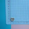Nuevo Estilo Ins Patrón Botones de Corazón DIY Ropa Zapatos y Calcetines Accesorios Tocado Hecho a Mano Accesorios para Fundas de Teléfono Móvil Lote de Materiales
