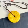 Collar con Colgante Flor de Abeja Amarilla Tallada Floreciendo Riqueza, Cuenta Espaciadora Nepalí Flor de Peonía Hebilla de Seguridad Cadena para Colgar en Suéter