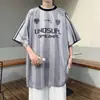 Camiseta de verano de moda de marca de moda suelta de moda de media manga de moda urbana de cuello redondo a rayas delgadas para hombre de uso diario nuevo