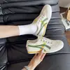 Populares zapatillas de entrenamiento alemanas para mujer con suela blanda, nuevo modelo para otoño e invierno 2026, zapatillas deportivas casuales versátiles y transpirables para mujer