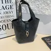 Otoño 2026 Nuevo Retro Gran Capacidad Textura de Alta Calidad Elegante Textura Tejida Simple Versátil Bolso de Cubo de Mano Cruzado