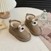 Botas de Cuero para Niños Botas de Nieve Infantiles Estilo Invierno 2025 Zapatos de Algodón Calientes con Forro de Felpa Decoración de Muñeco de Dibujos Animados Zapatos para Niños Pequeños