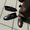 Zapatos de Cuero Negro Estilo Neutro Atractivo Otoño 2026 Nuevos Zapatos de Cuero para Uniforme con Remaches Estilo Academia Correa Cruzada Cuero Genuino