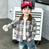 Camisa Masculina Primavera e Outono 2026 Novo Estilo Personalidade Estilosa Patchwork Xadrez Lindo Menininho Roupa Exterior Tendência