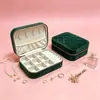 Caja de joyería de cuero PU lista para exportar, caja de almacenamiento de accesorios portátil para tres anillos de oro, collares y accesorios de mano