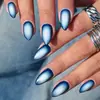 Arte de uñas con degradado azul y blanco, uñas almendradas, azul brumoso, creando una atmósfera fresca y sofisticada, efecto degradado, disponible al por mayor, en stock