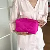 Bolsa de Maquillaje Acolchada de Plumón y Algodón de Seda de Venta Caliente Transfronteriza Portátil para Viaje Impermeable Almacenamiento de Artículos de Tocador Gran Capacidad Bolsa Nube