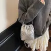 Bolsa Saco Fashionável Estilo Chanel para Mulheres, Versão Coreana, Bolsa Transversal Simples e Versátil, Bolsa Feminina Tendência de Nicho para o Verão 2025