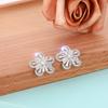 Pendientes de Flor Calada Blanco Plateado Estilo Coreano Nuevos Simples y Frescos Flor de Cinco Pétalos Circonita Cúbica Pendientes de Lujo Ligero y Hermosos para Mujer