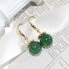 Alta calidad redondo calcedonia verde natural gancho para la oreja colgante Joker clásico pendientes de calcedonia verde fábrica venta al por mayor moda nuevo
