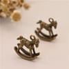 Fábrica de joyería Yiwu, venta al por mayor, antiguo colgante de caballo mecedor DIY, bonitos pendientes colgantes, material DIY