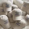 Essencial para Todas as Estações! Boné de Baseball Doce Off-White com Bordado Azul Inglês para Mulheres, Novo Moda 2025 Boné Duckbill