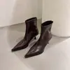 Botas de salto alto 2026 moda botinhas femininas botas femininas cano curto outono bico fino nicho salto alto novidade zíper traseiro feminino slim