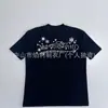 Camiseta de marca moderna unissex com design de pérolas no peito e estampa de floco de neve, top preto de manga curta e modelagem solta