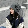 Chapéu de tricô para mulheres, novo estilo outono/inverno, com padrão jacquard floral, design coreano, versátil, quente, cobre as orelhas e estiloso, fazendo o rosto parecer mais atraente