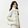 Fotos reais de uma jaqueta acolchoada de plumas feminina com mangas de tricô, um estilo curto adequado para figuras petites, um novo casaco de algodão estilo coreano para outono e inverno