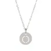 Venta caliente transfronteriza collar con letra de acero de titanio colgante redondo 26 mayúsculas en inglés collar de joyería pulida al por mayor