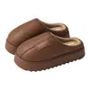Pantuflas de algodón PU para mujer, de suela gruesa, antideslizantes, forradas de felpa, cálidas pantuflas de algodón para interior y exterior, de punta cerrada, pantuflas impermeables para hombre, venta al por mayor de invierno