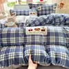 Colección nueva 2026: Juego de ropa de cama de cuatro piezas de terciopelo de leche, grueso y forrado de felpa, con estampado fresco y delicado, amigable con la piel y suave, adecuado para habitaciones de dormitorios