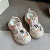 Sapatos infantis sandálias de menino estilo verão 2025 novo vazado sola macia sapatos infantis de malha simples sapatos esportivos leves respiráveis para meninos