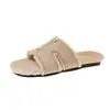 Pantuflas de mujer de estilo francés con suela plana y forro de pelo, nuevas zapatillas de algodón de lujo de alta gama para otoño e invierno 2026, ideales para el hogar y el exterior.