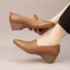 2025 nuevo resorte zapatos de cuero suave de una sola pieza para mujer tacón grueso tacón medio zapatos negros para mujer zapatos de mamá corte bajo punta fina tacón de cuña