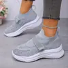 Novos sapatos transfronteiriços europeus e americanos, com fechos de velcro, adornos de strass e cabedal em malha, para o outono de 2025. Estes são tênis casuais para corrida para mulheres, disponíveis em tamanhos grandes e vendidos a granel.