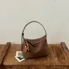 Bolso hobo de cuero suave tejido único para mujer, nuevo modelo de verano 2026, simple y versátil para el trabajo, bolso de mano y bolso de hombro