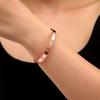 Pulsera clásica transfronteriza europea y americana con hebilla de nicho de sentido avanzado, pulsera galvanizada con preservación del color.