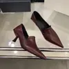 Tacones altos de punta fina estilo francés, tacones de aguja, zapatos pequeños de cuero para mujer, nueva colección otoño 2025, elegantes y versátiles, zapatos de trabajo con corte profundo