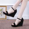 Sandálias de salto plataforma peep toe da moda para exportação tamanho plus size femininas desejo popular da Amazon fivela de uma tira salto camurça sapatos femininos