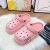 Zapatos de suela gruesa con agujeros para mujer, nuevo estilo de verano 2024, Baotou, con estampado de dibujos animados, para playa, con plataforma y sensación de mierda.