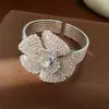 Pulsera Abierta de Cinco Filas con Flor Incrustada de Diamantes, Estilo Transfronterizo Europeo y Americano, Pulsera de Moda y Exagerada, Sensación de Lujo Ligero y Gama Alta, Joyería al por Mayor